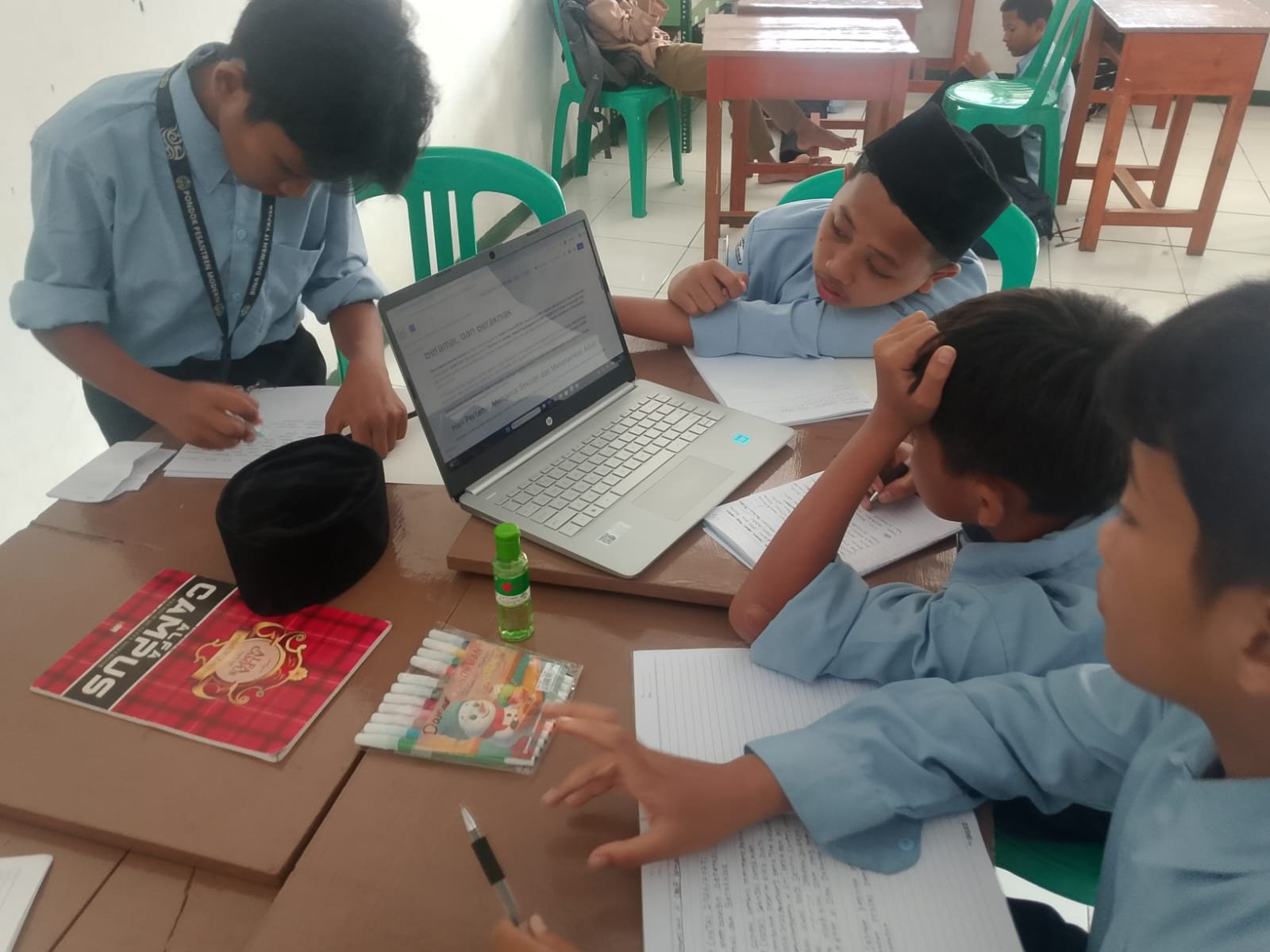 Pembelajaran Menjadi Berita Digital: Siswa Kelas VII Asah Literasi Digital melalui Informatika